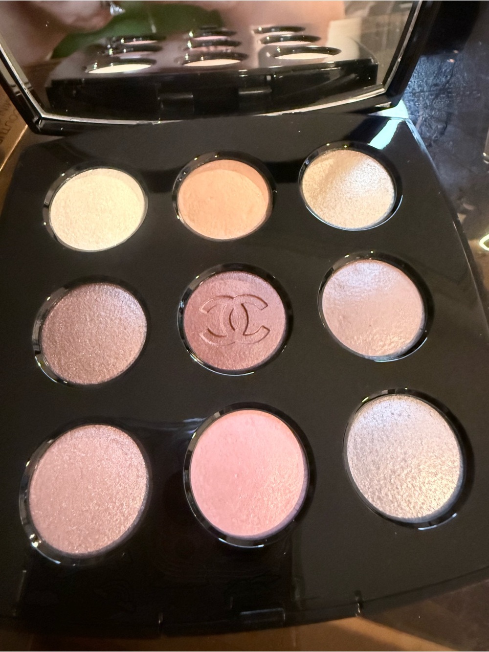 CHANEL Les 9 Ombres 587 The New Smoky